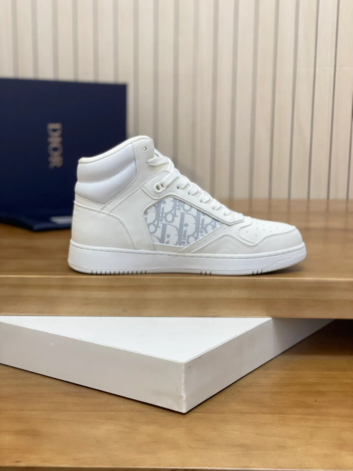 Men's shoes: 💰P460¥ Product trademark: Dior* "Dior*" high-top casual shoes Regular size: 38-44 (can be customized to 45.46) Product materials: Upper imported cowhide stitched with original fabric, breathable lining, original outsole. Number: 1006